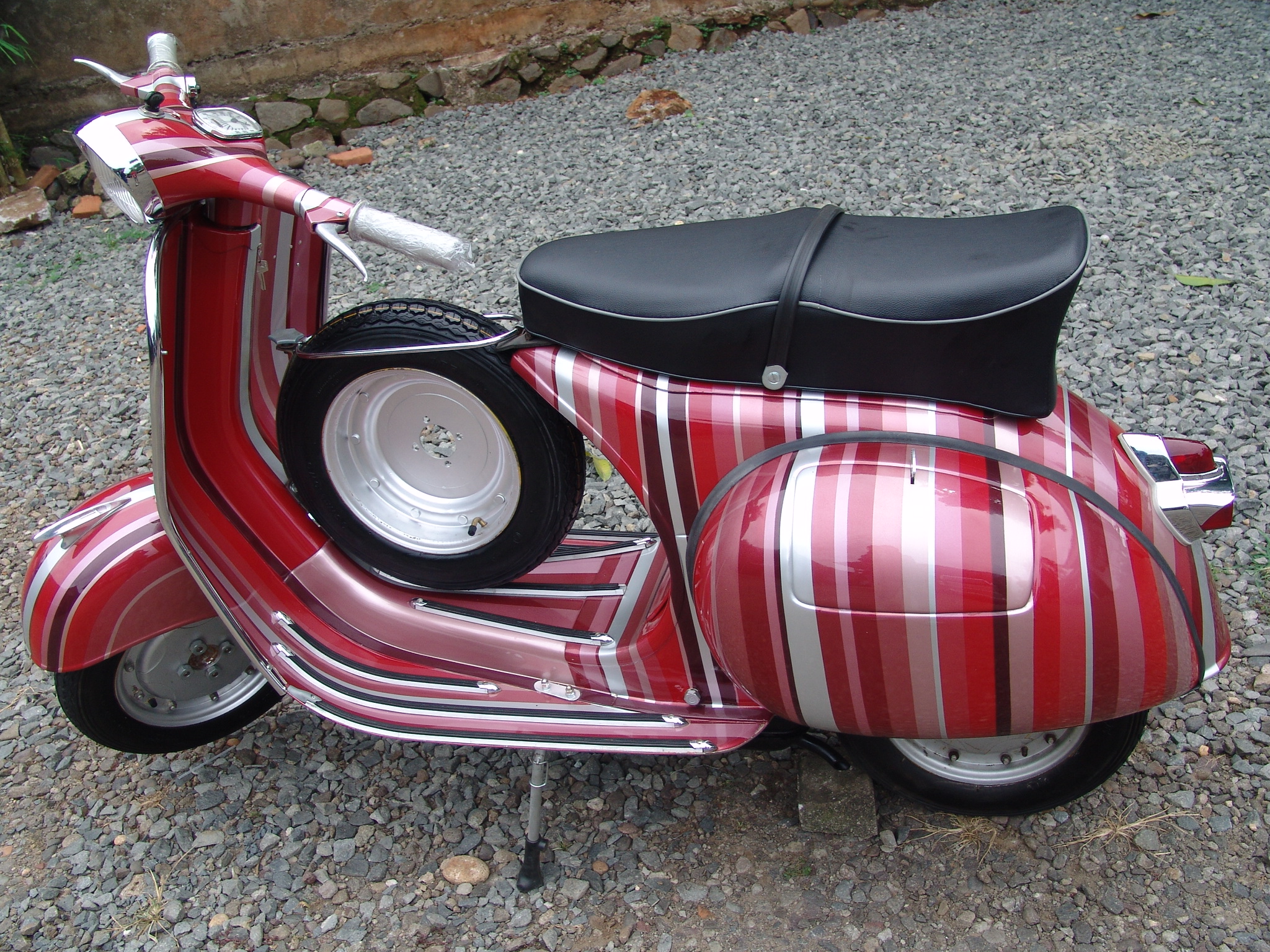 Vespa GS 150 Stripes – seat and stripes detail